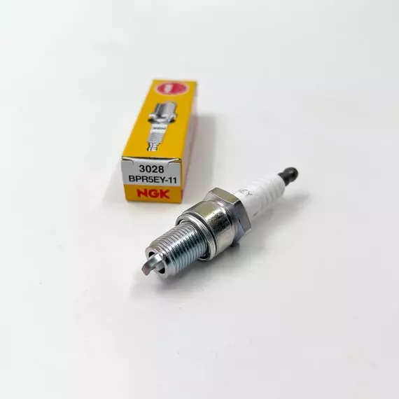 Свеча зажигания NGK BPR5EY11 3028 для Chevrolet Aveo, KIA Rio, Toyota Carina Corolla / 1шт